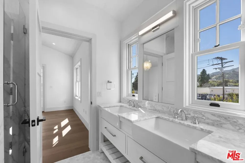 566 Ida Street Pacific Palisades, CA 90272