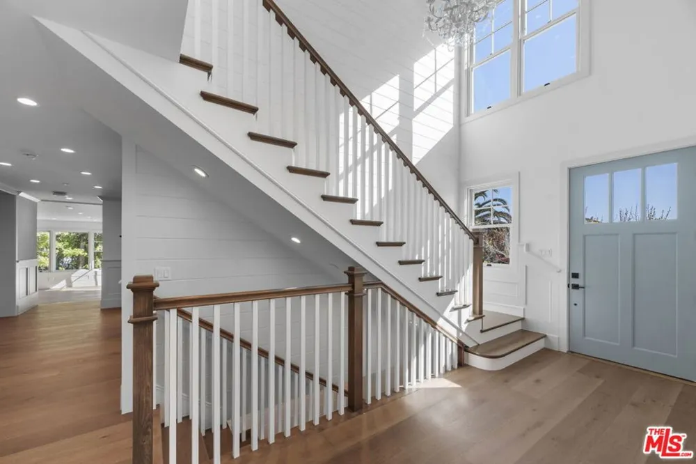 566 Ida Street Pacific Palisades, CA 90272