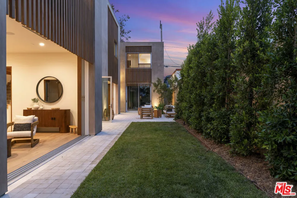 2132 Walnut Avenue Venice, CA 90291