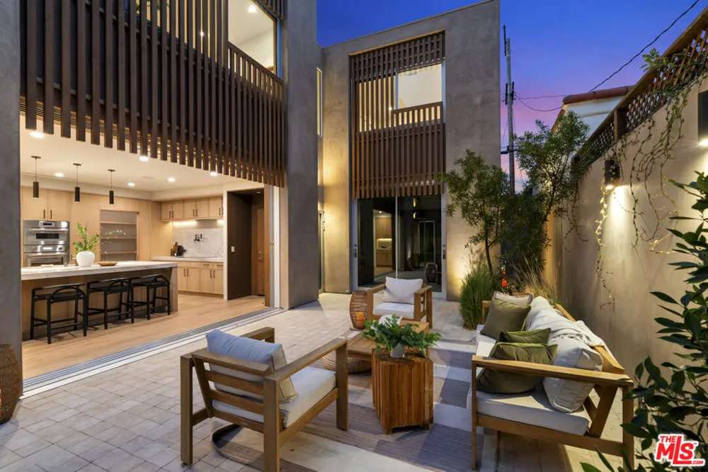 2132 Walnut Avenue Venice, CA 90291