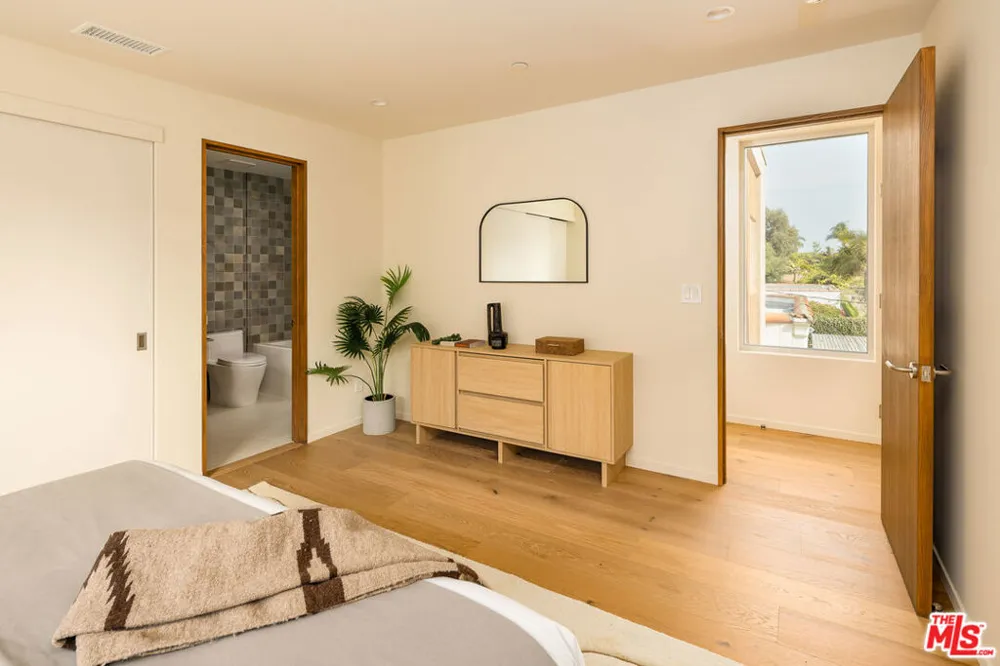 2132 Walnut Avenue Venice, CA 90291