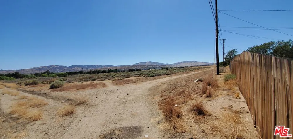 3 Ste/vic Carolside Avenue Palmdale, CA 93550