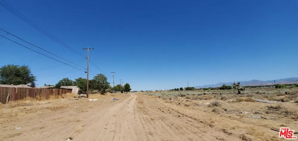 3 Ste/vic Carolside Avenue Palmdale, CA 93550