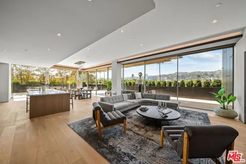8899 Beverly Boulevard #4A