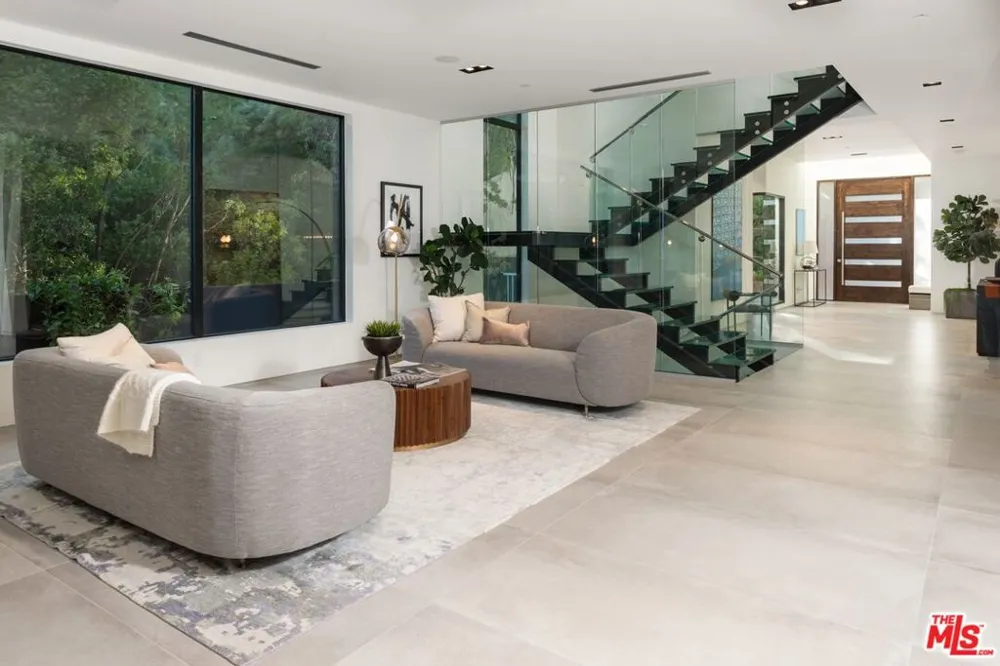 118 S CANYON VIEW DRIVE Los Angeles, CA 90049