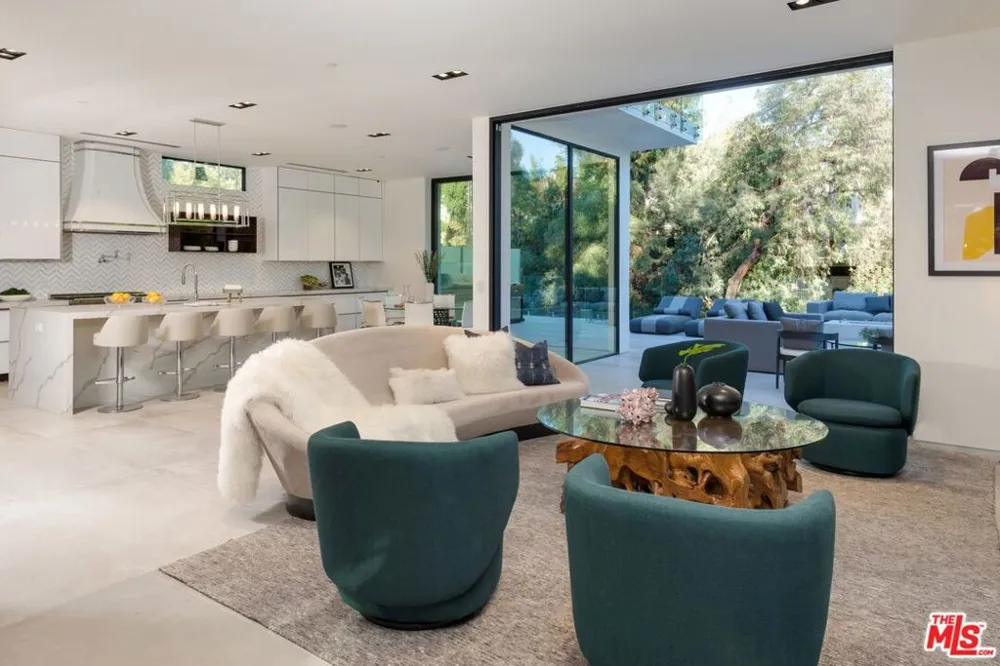 118 S CANYON VIEW DRIVE Los Angeles, CA 90049