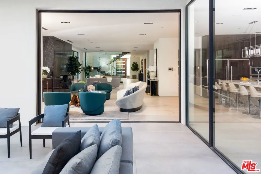 118 S CANYON VIEW DRIVE Los Angeles, CA 90049