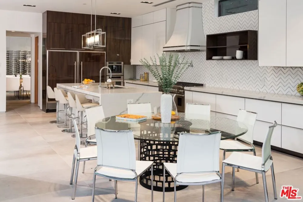 118 S CANYON VIEW DRIVE Los Angeles, CA 90049