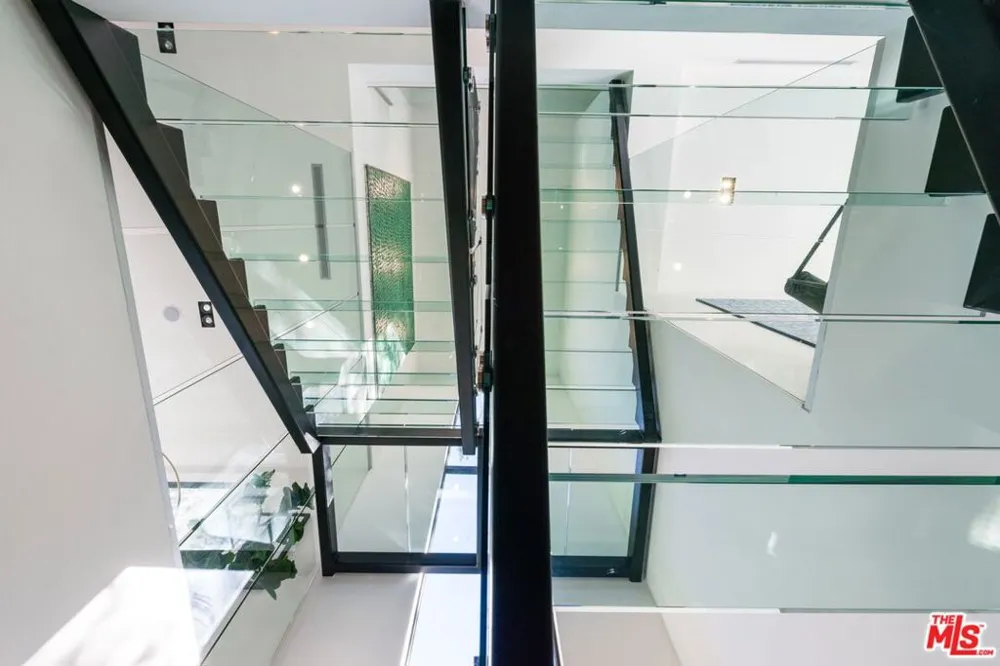 118 S CANYON VIEW DRIVE Los Angeles, CA 90049