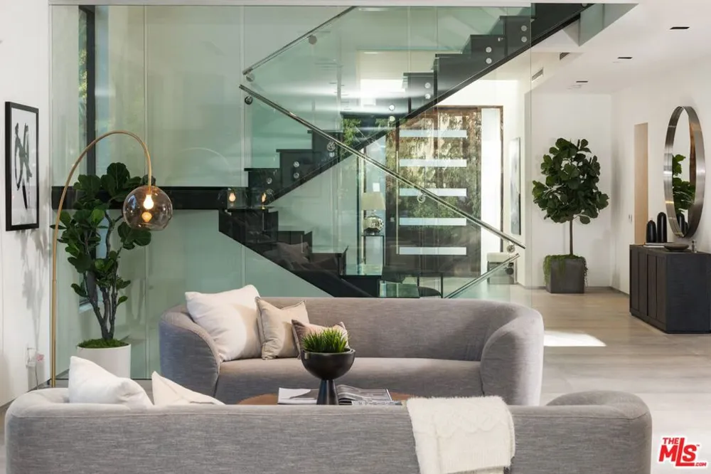 118 S CANYON VIEW DRIVE Los Angeles, CA 90049