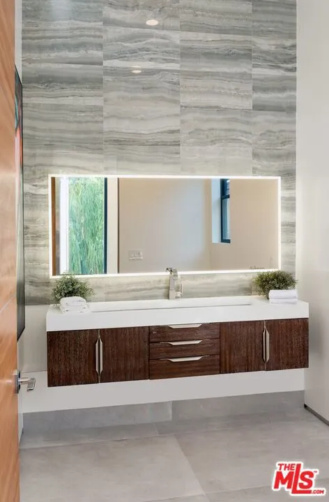 118 S CANYON VIEW DRIVE Los Angeles, CA 90049