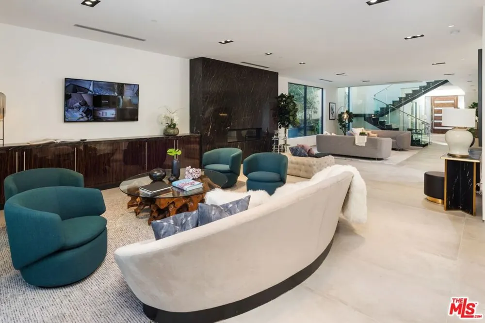 118 S CANYON VIEW DRIVE Los Angeles, CA 90049