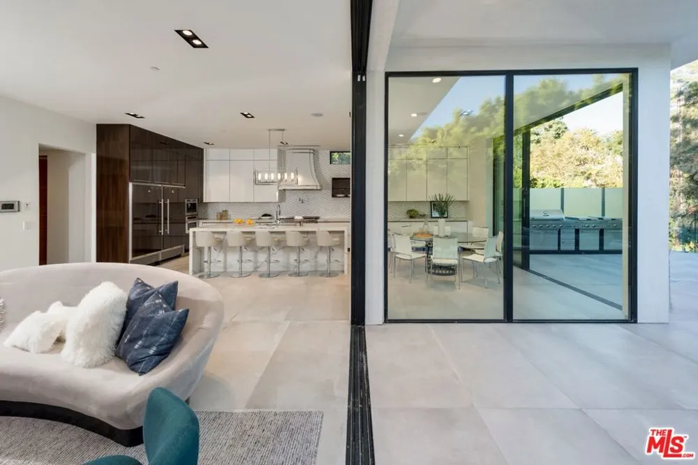 118 S CANYON VIEW DRIVE Los Angeles, CA 90049