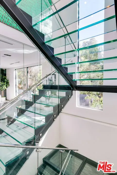 118 S CANYON VIEW DRIVE Los Angeles, CA 90049