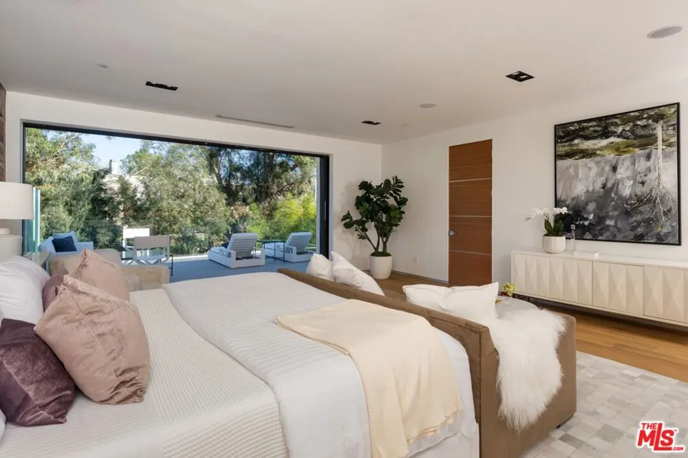 118 S CANYON VIEW DRIVE Los Angeles, CA 90049