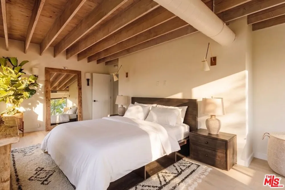 8550 Ridpath Drive Los Angeles, CA 90046