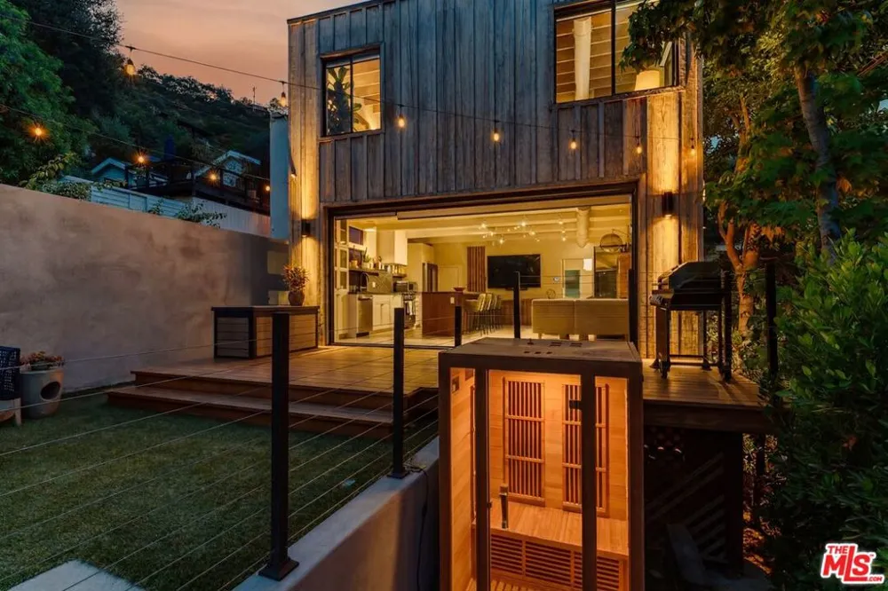 8550 Ridpath Drive Los Angeles, CA 90046
