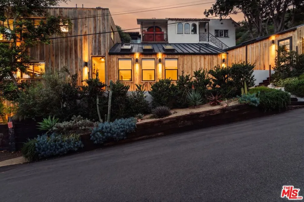8550 Ridpath Drive Los Angeles, CA 90046