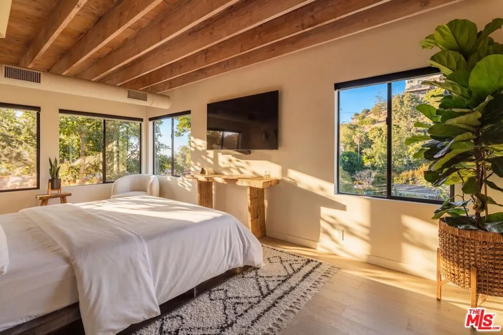 8550 Ridpath Drive Los Angeles, CA 90046