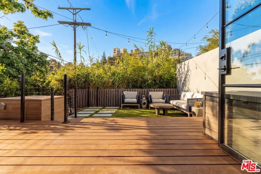 8550 Ridpath Drive Los Angeles, CA 90046
