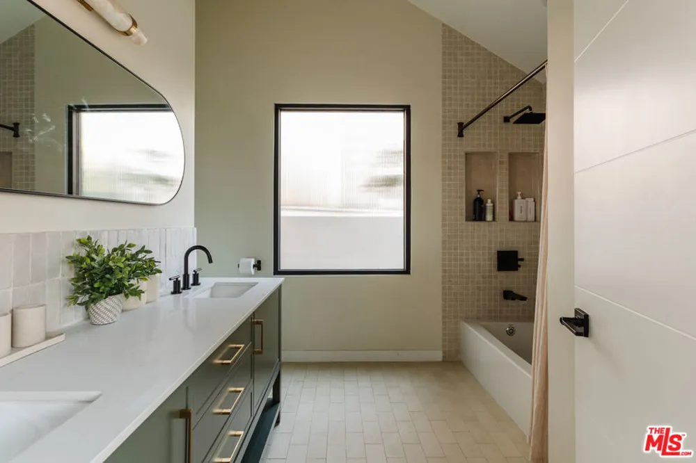8550 Ridpath Drive Los Angeles, CA 90046