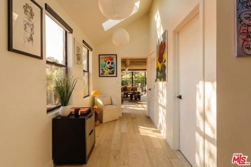 8550 Ridpath Drive Los Angeles, CA 90046