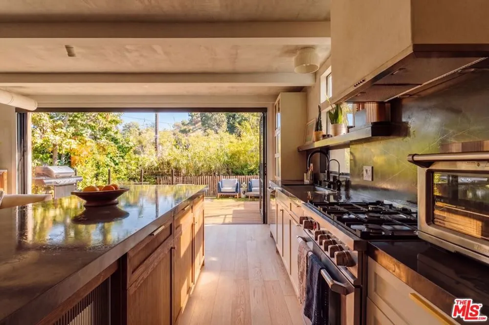8550 Ridpath Drive Los Angeles, CA 90046