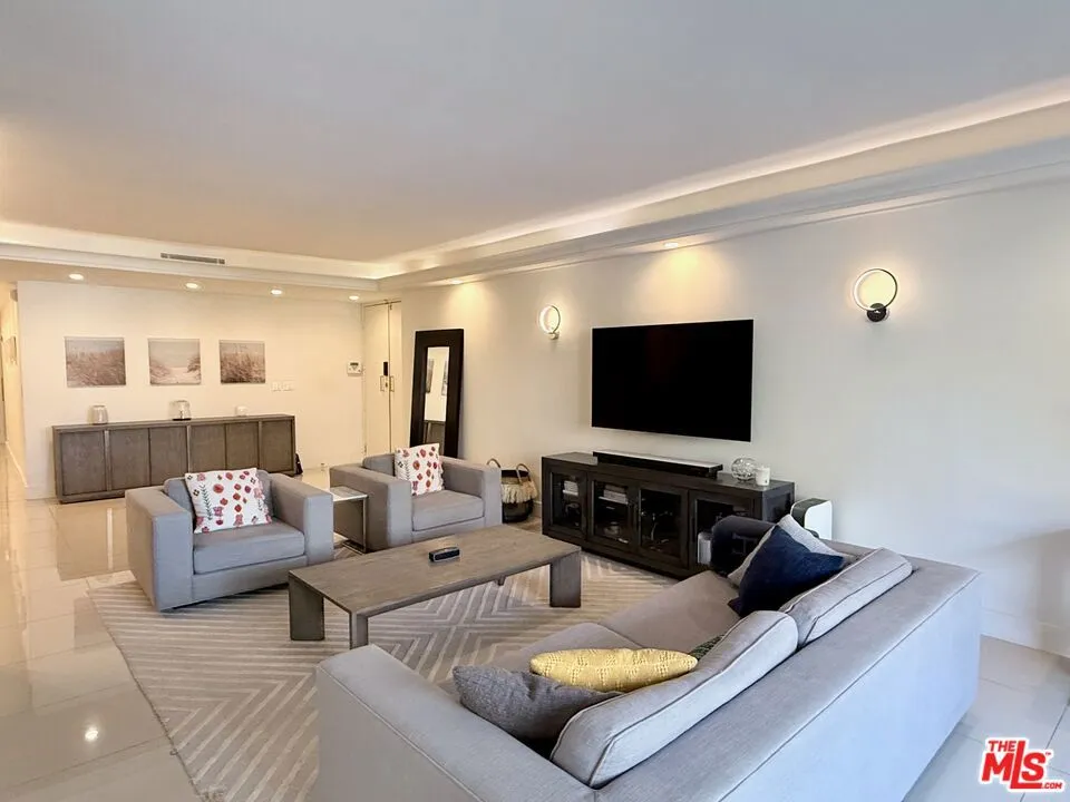 325 Oakhurst Drive #203 Beverly Hills, CA 90210