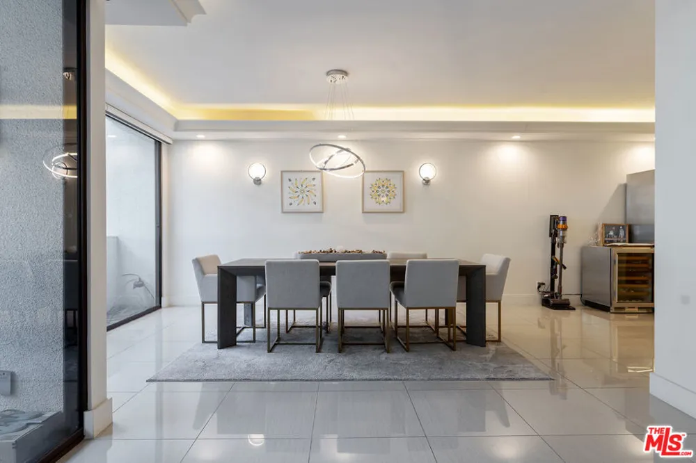 325 Oakhurst Drive #203 Beverly Hills, CA 90210