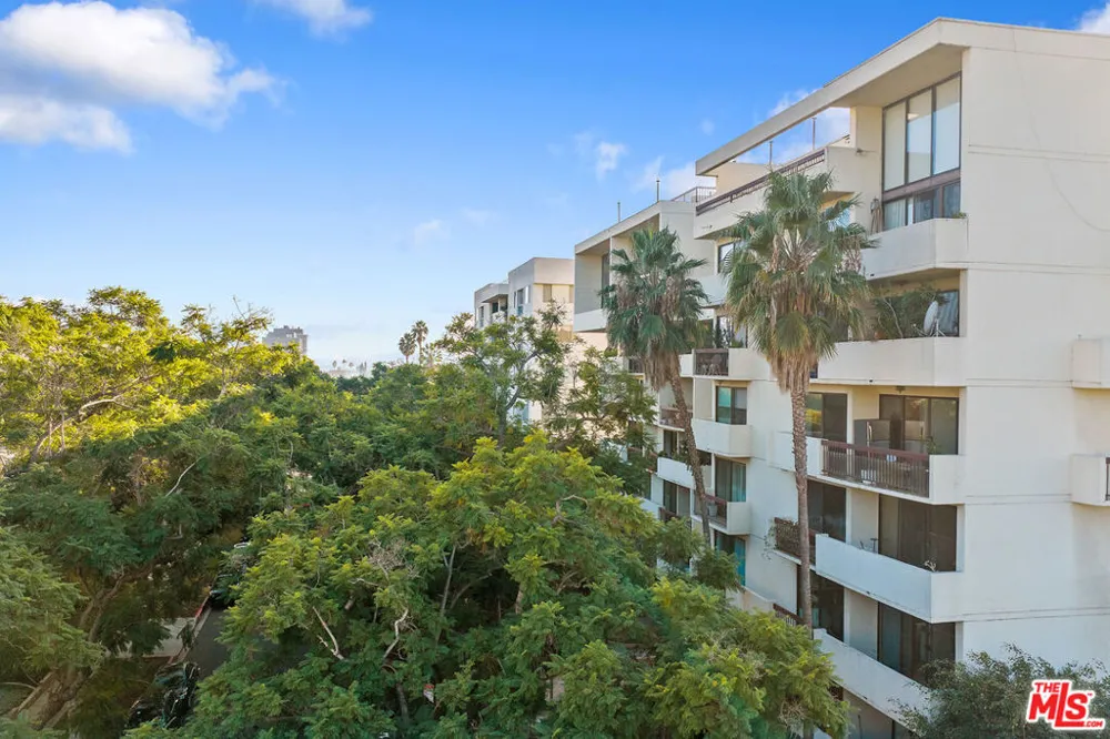 325 Oakhurst Drive #203 Beverly Hills, CA 90210
