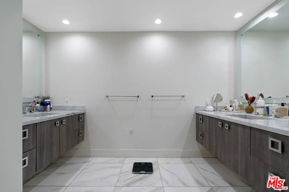 325 Oakhurst Drive #203 Beverly Hills, CA 90210