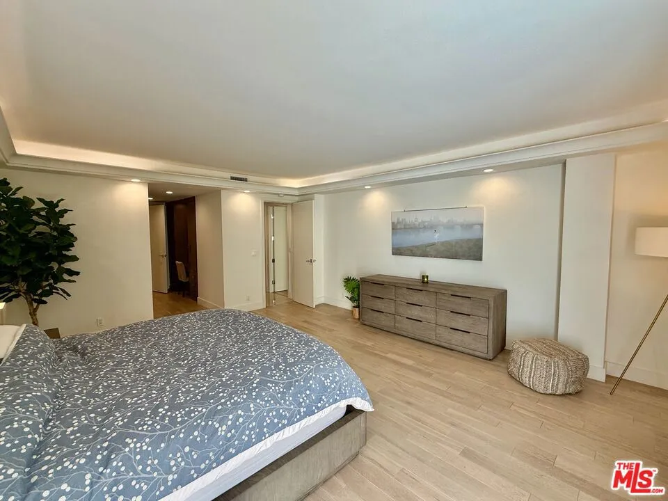 325 Oakhurst Drive #203 Beverly Hills, CA 90210