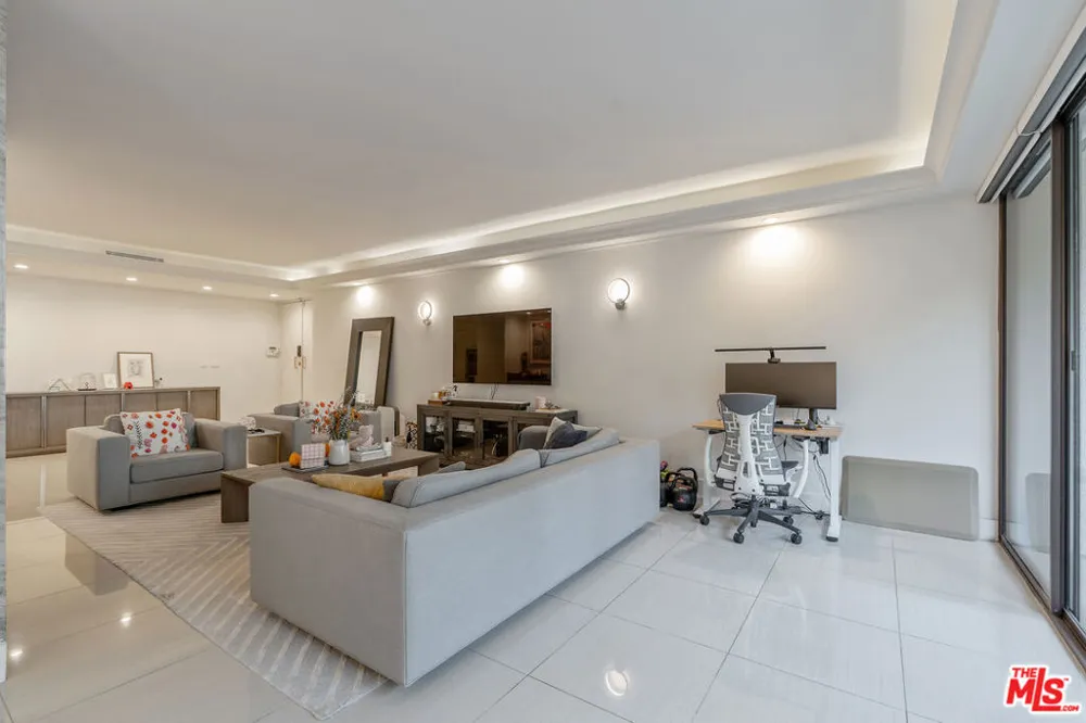 325 Oakhurst Drive #203 Beverly Hills, CA 90210