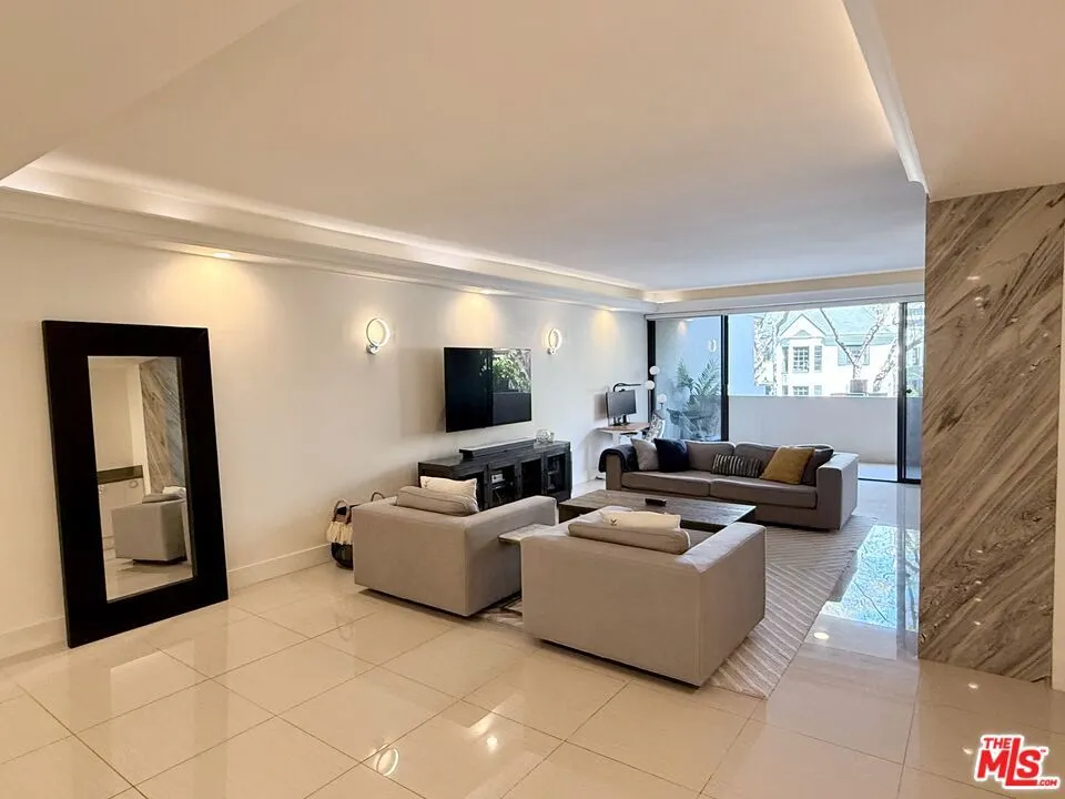 325 Oakhurst Drive #203 Beverly Hills, CA 90210