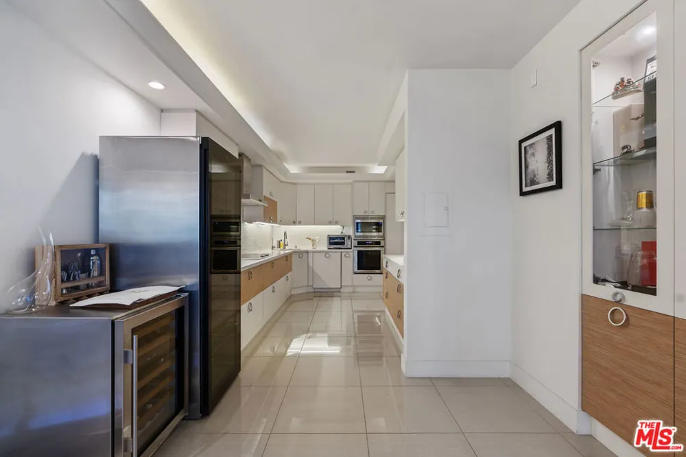 325 Oakhurst Drive #203 Beverly Hills, CA 90210