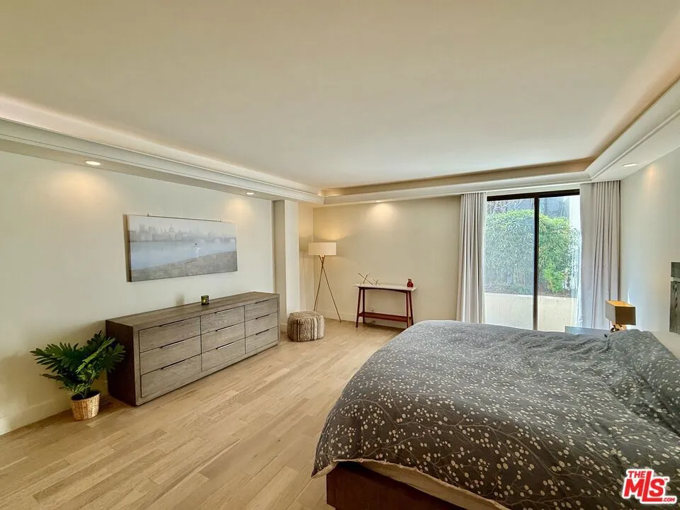 325 Oakhurst Drive #203 Beverly Hills, CA 90210