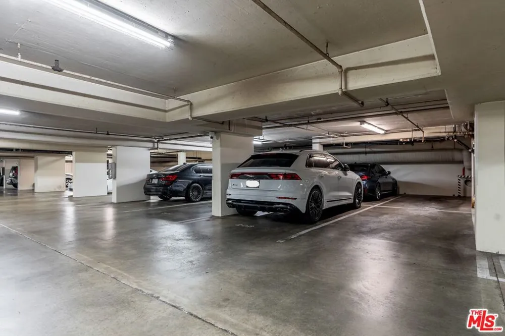 325 Oakhurst Drive #203 Beverly Hills, CA 90210