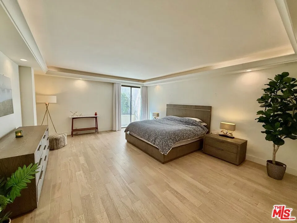325 Oakhurst Drive #203 Beverly Hills, CA 90210