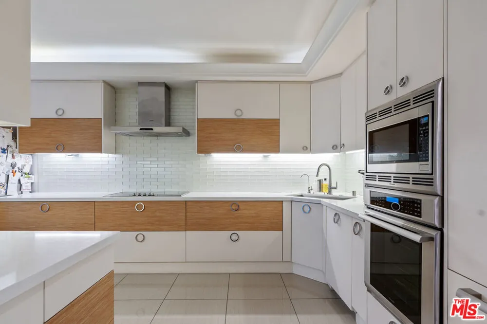 325 Oakhurst Drive #203 Beverly Hills, CA 90210