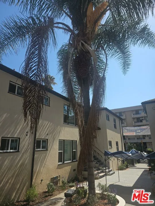 537 S Catalina Street #4 Los Angeles, CA 90020