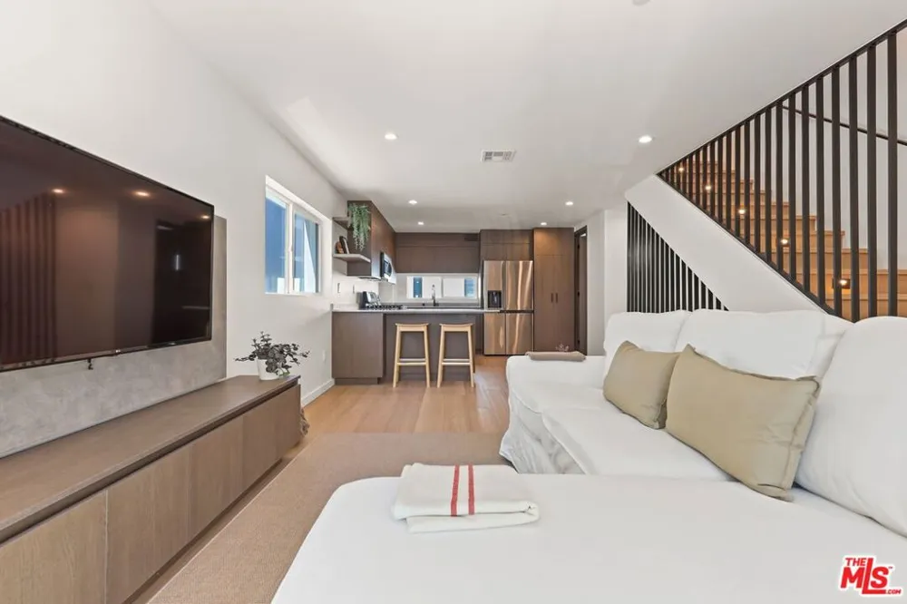 621 Mariposa Avenue Los Angeles, CA 90004