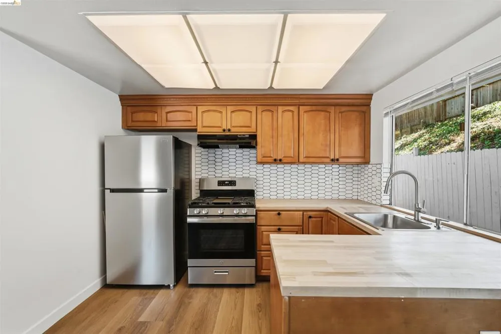 1072 View Dr Richmond, CA 94803