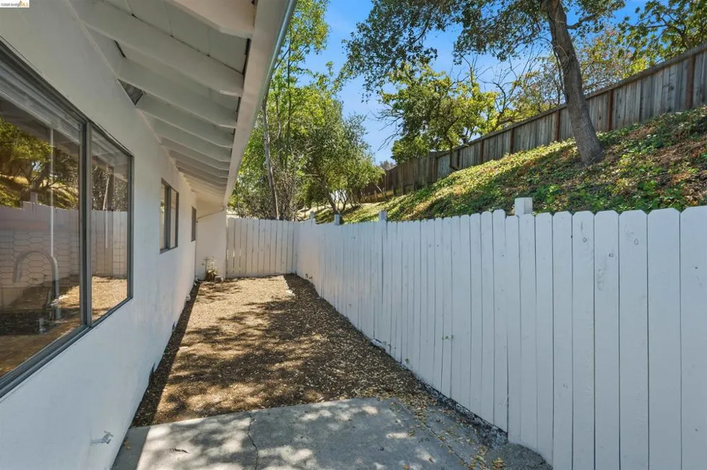 1072 View Dr Richmond, CA 94803