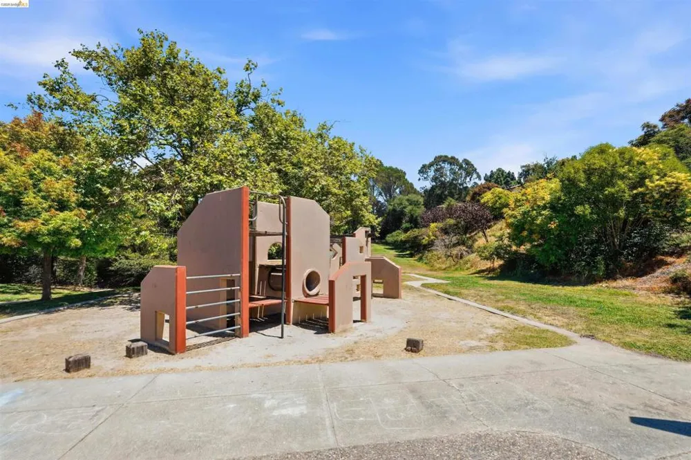 1072 View Dr Richmond, CA 94803