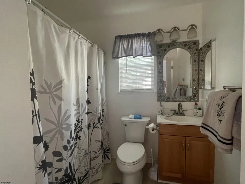 6191 Robin Dr Mays Landing, NJ 08330
