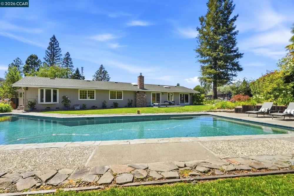 165 Selborne Way Moraga, CA 94556