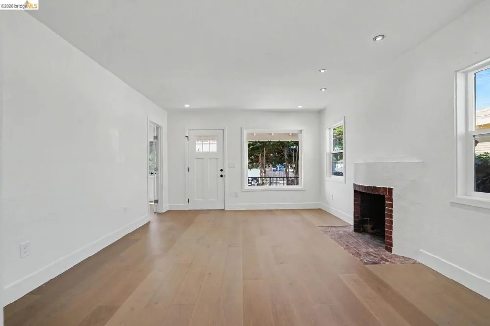 952 105th AVE Oakland, CA 94603