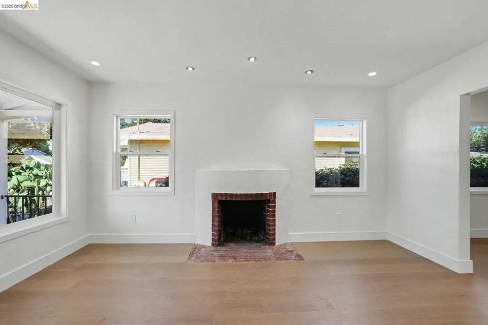 952 105th AVE Oakland, CA 94603