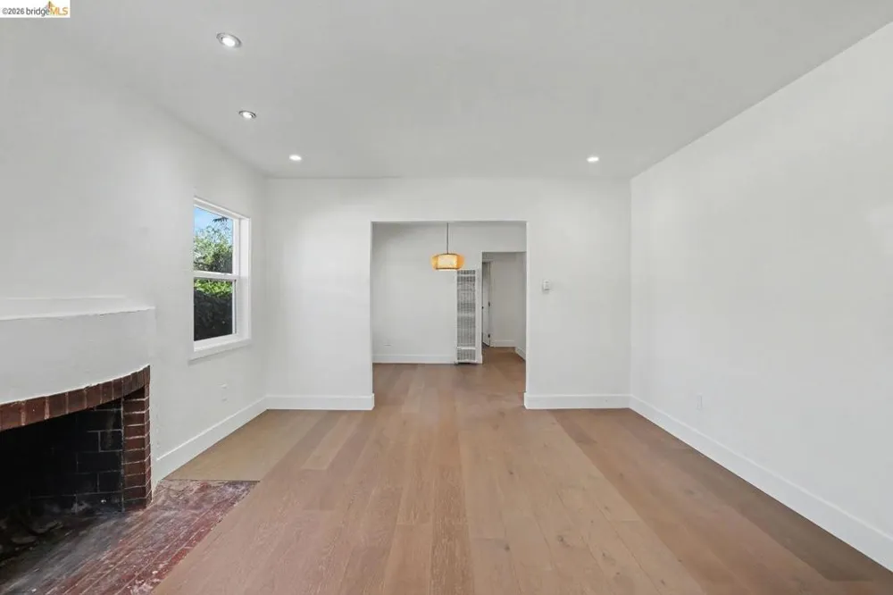 952 105th AVE Oakland, CA 94603