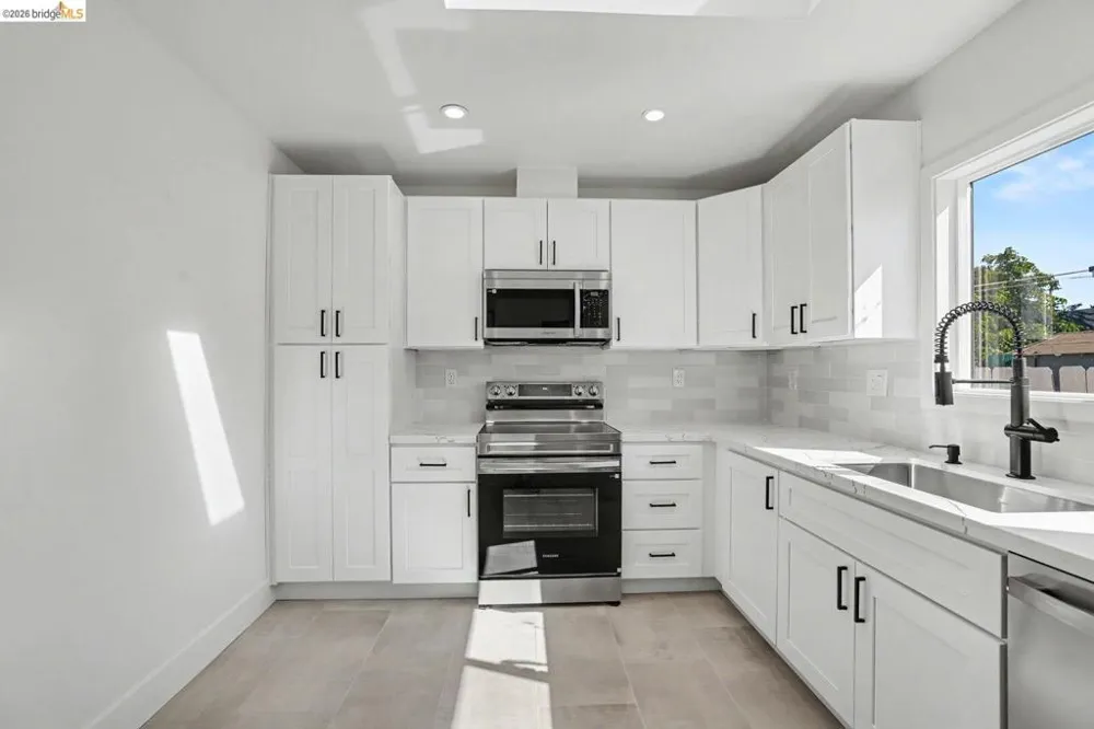 952 105th AVE Oakland, CA 94603